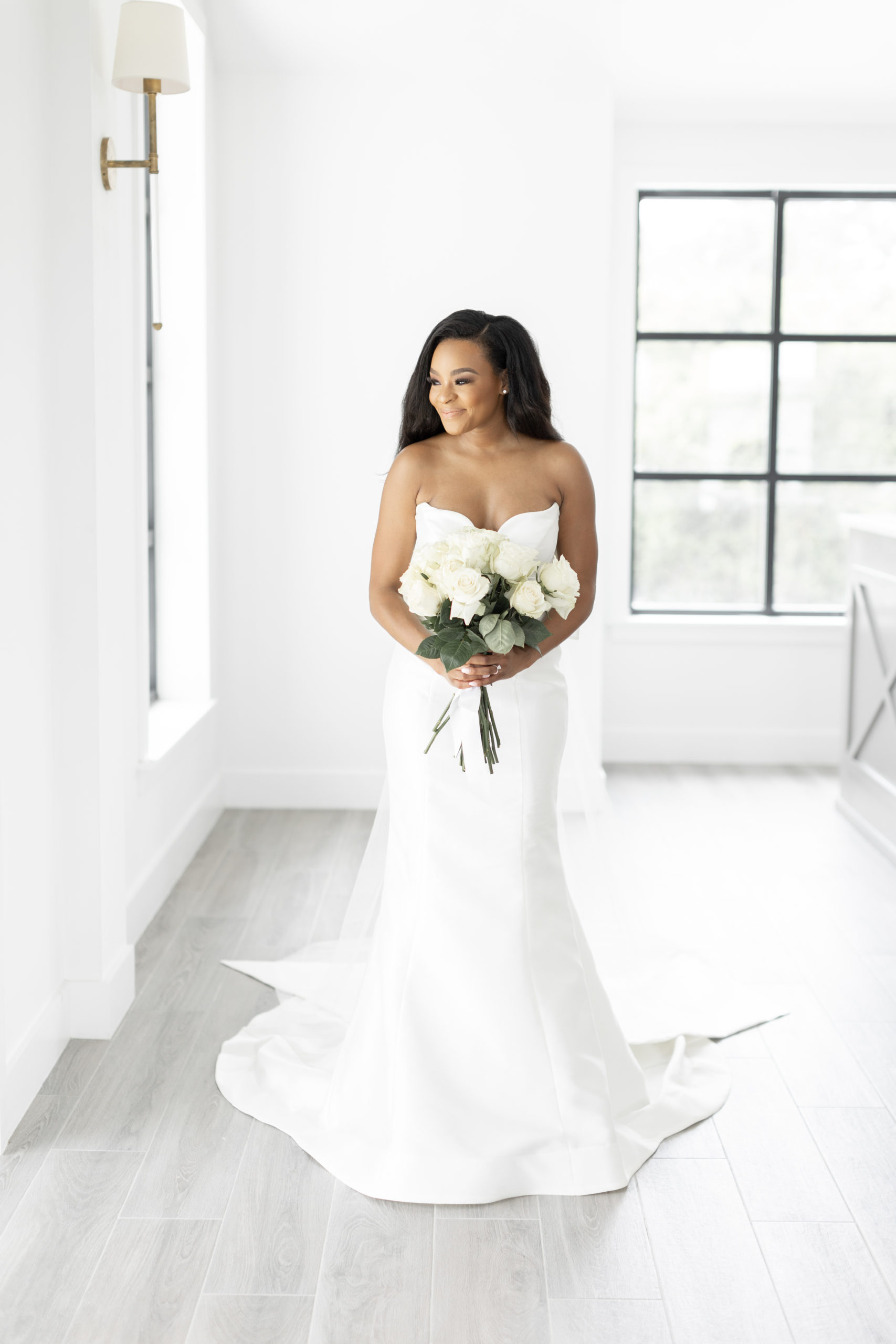 Styl'd Grace Blogger Brittainy Lemelle shares her photo wearing on her wedding day and holding her bouquet of white roses