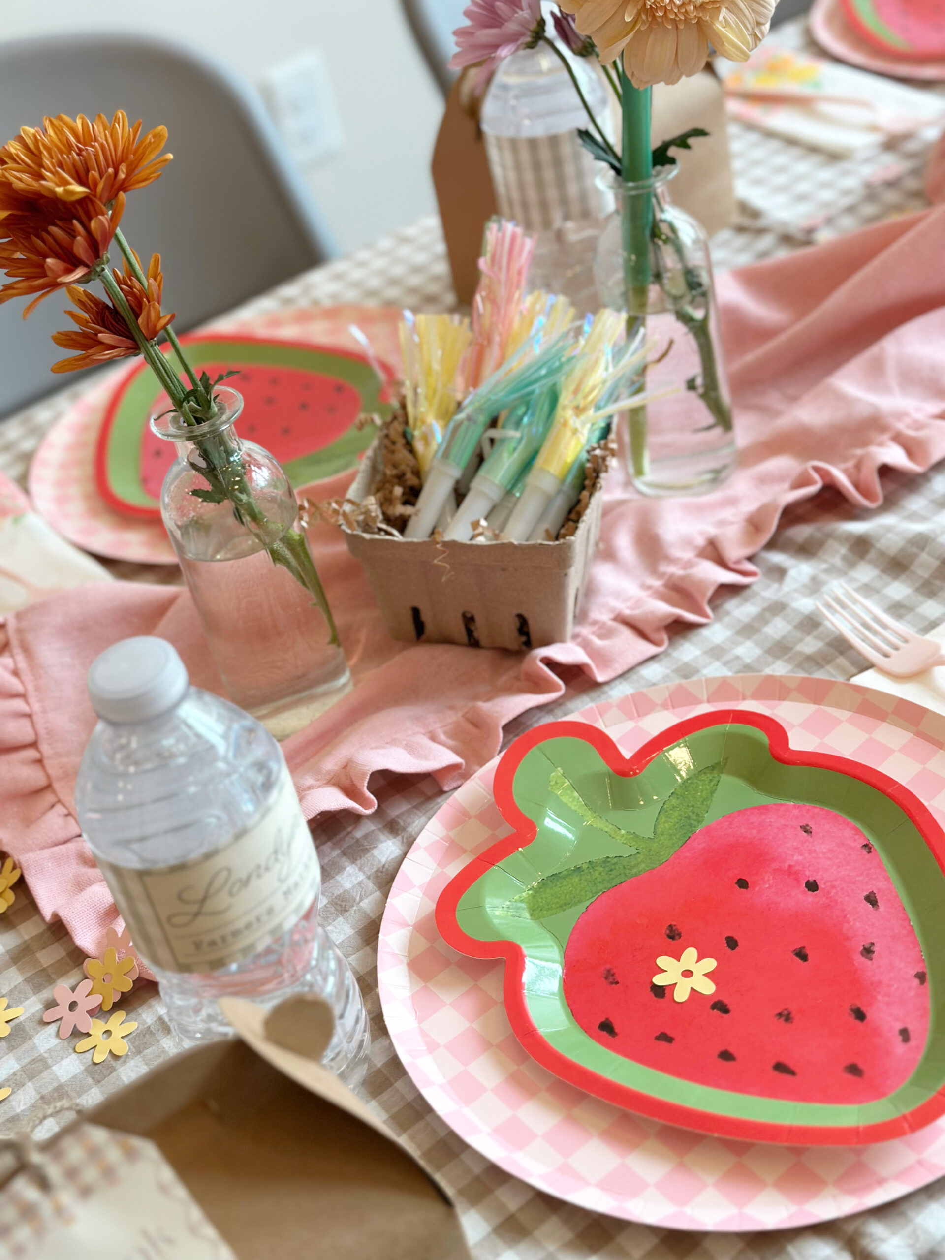 Styl'd Grace Blogger Brittainy Lemelle shares farmers market birthday party of her daughter - in photo: details on the table